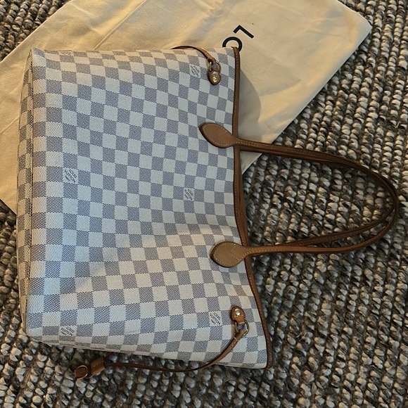 The Neverfull MM tote unites timeless design with heritage details. - Picture 8 of 17